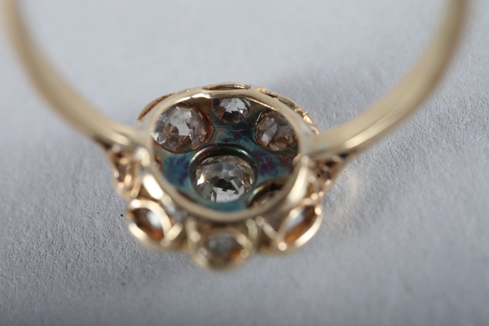 A yellow metal and diamond "daisy" ring - Bild 2 aus 7