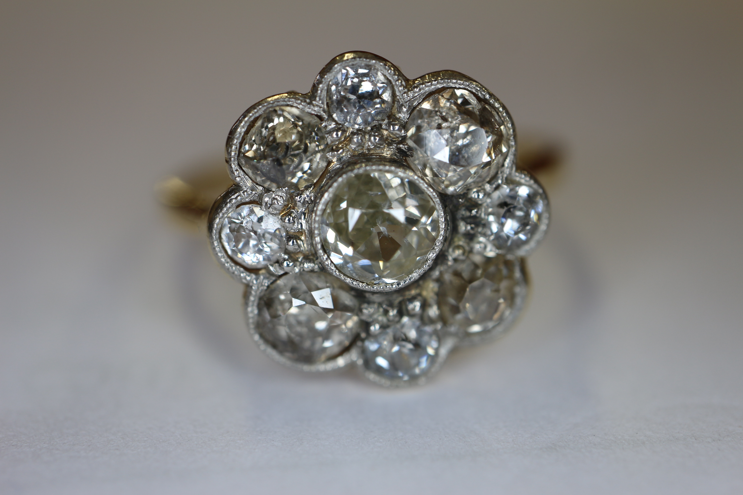 A yellow metal and diamond "daisy" ring - Bild 4 aus 7