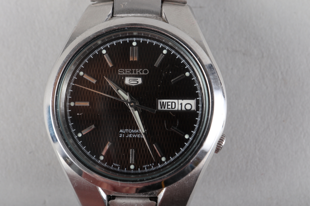 A Seiko 5 Automatic twenty-one jewels gentleman's wristwatch with black carbon fibre effect dial, - Bild 2 aus 3