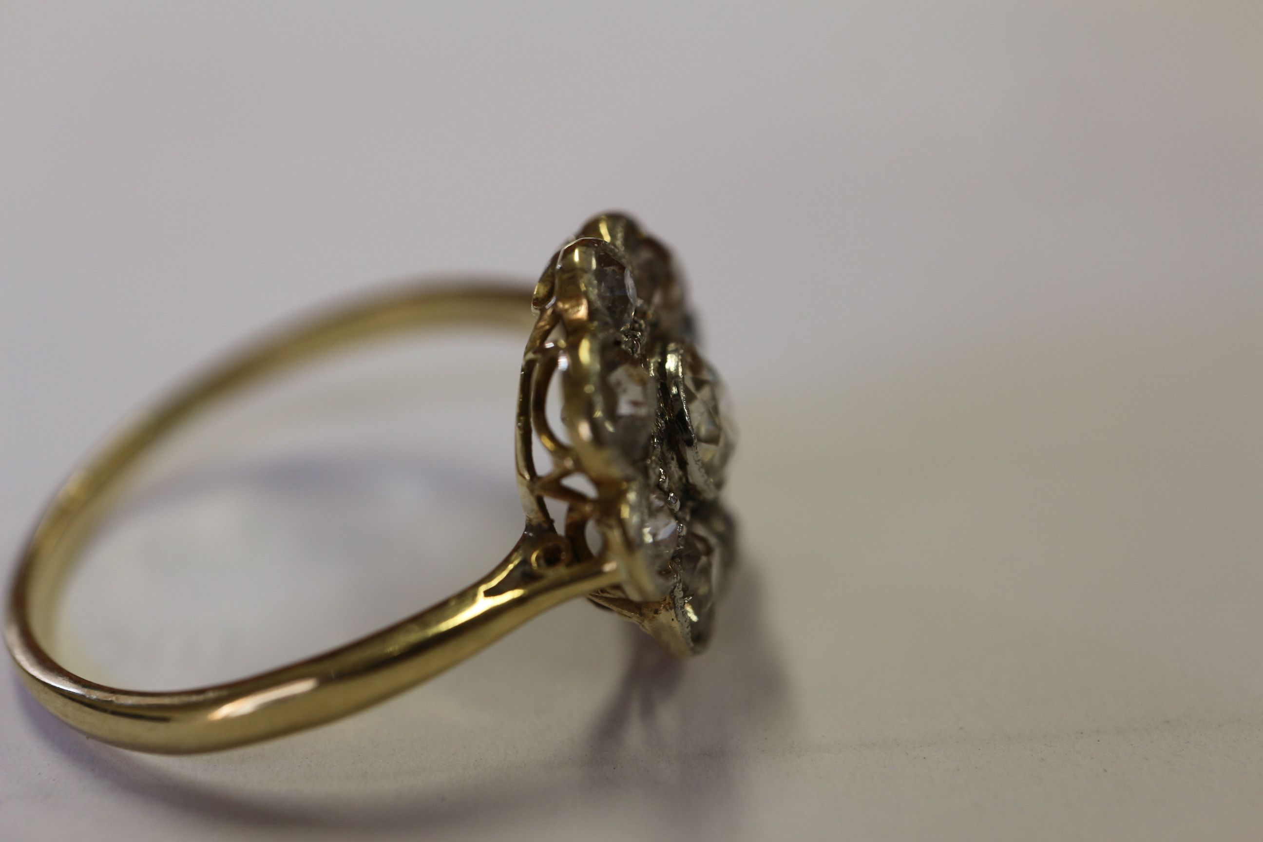 A yellow metal and diamond "daisy" ring - Bild 6 aus 7
