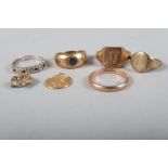 Five 9ct gold rings, various, 16.1g, a yellow metal tooth crown, 2.9g, and a 9ct gold St