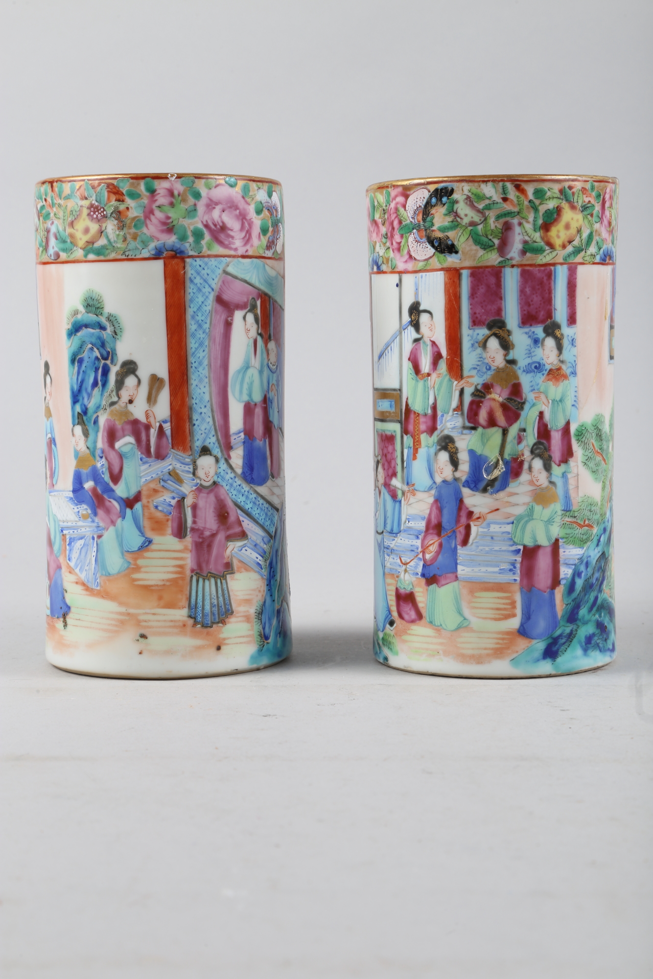 Two Chinese cylindrical polychrome vases, decorated figures, tallest 6 3/4" high), a ginger jar - Bild 5 aus 25