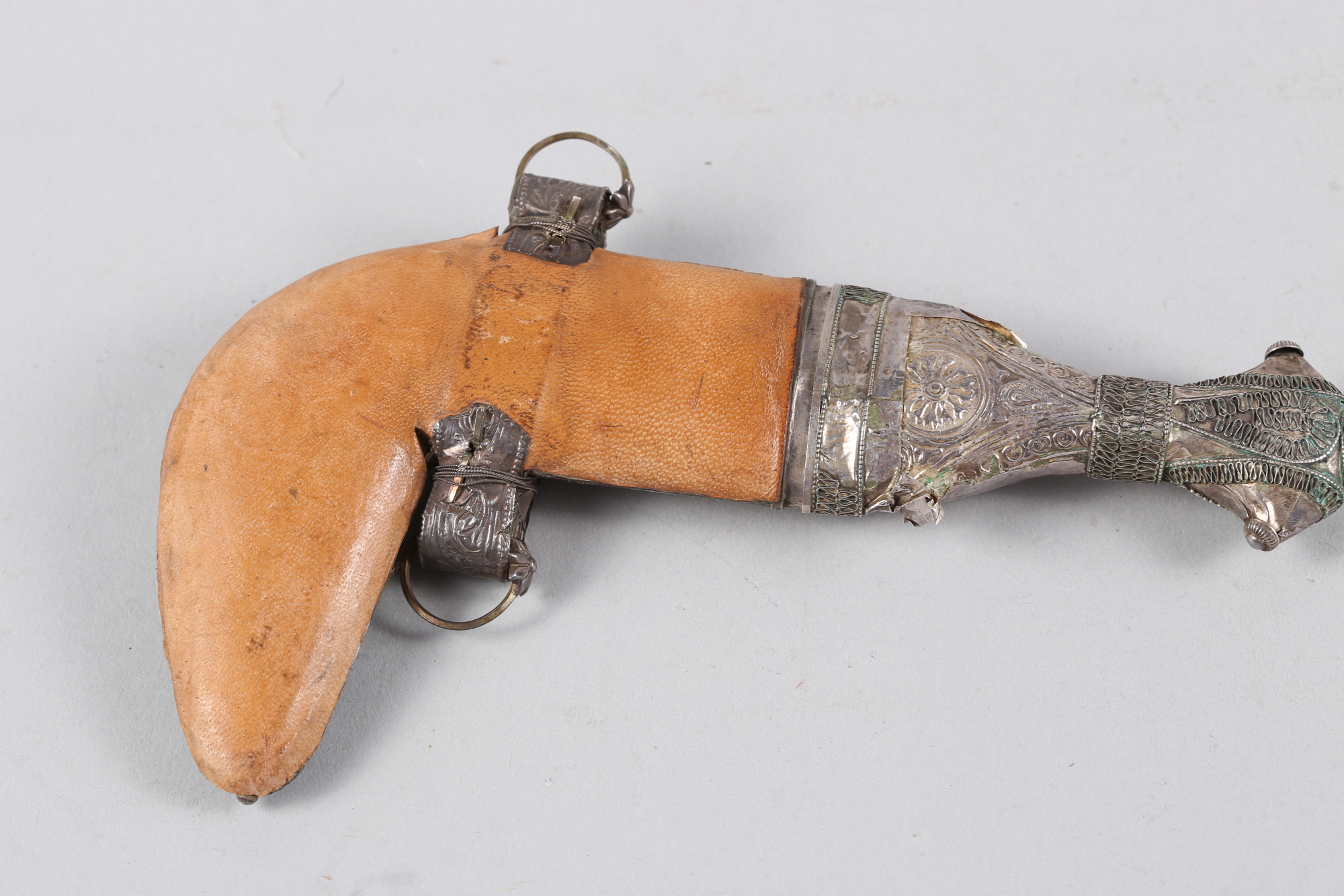 A Jordanian souvenir dagger with white metal and leather scabbard, 7 1/2" long overall - Bild 2 aus 3