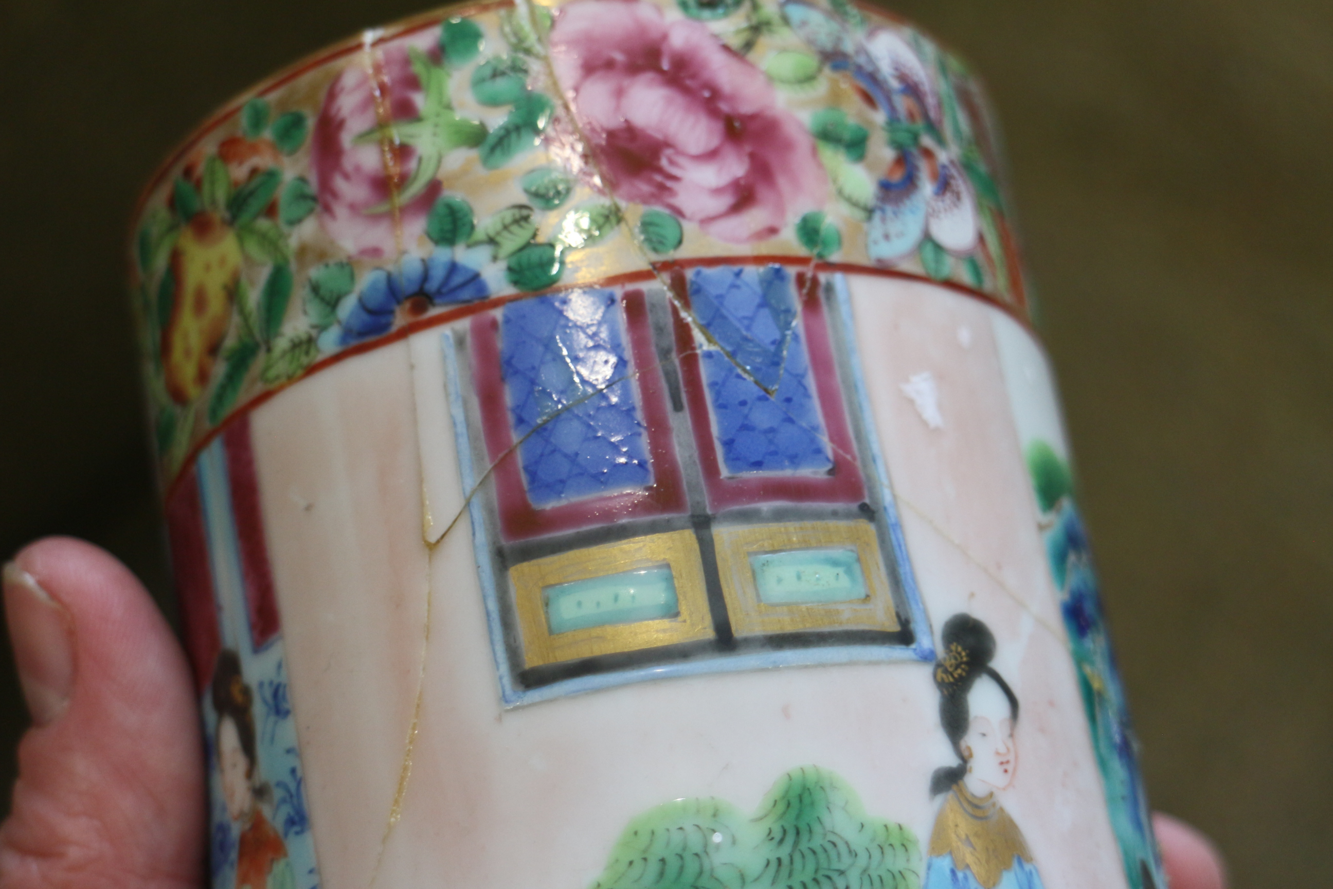 Two Chinese cylindrical polychrome vases, decorated figures, tallest 6 3/4" high), a ginger jar - Bild 15 aus 25