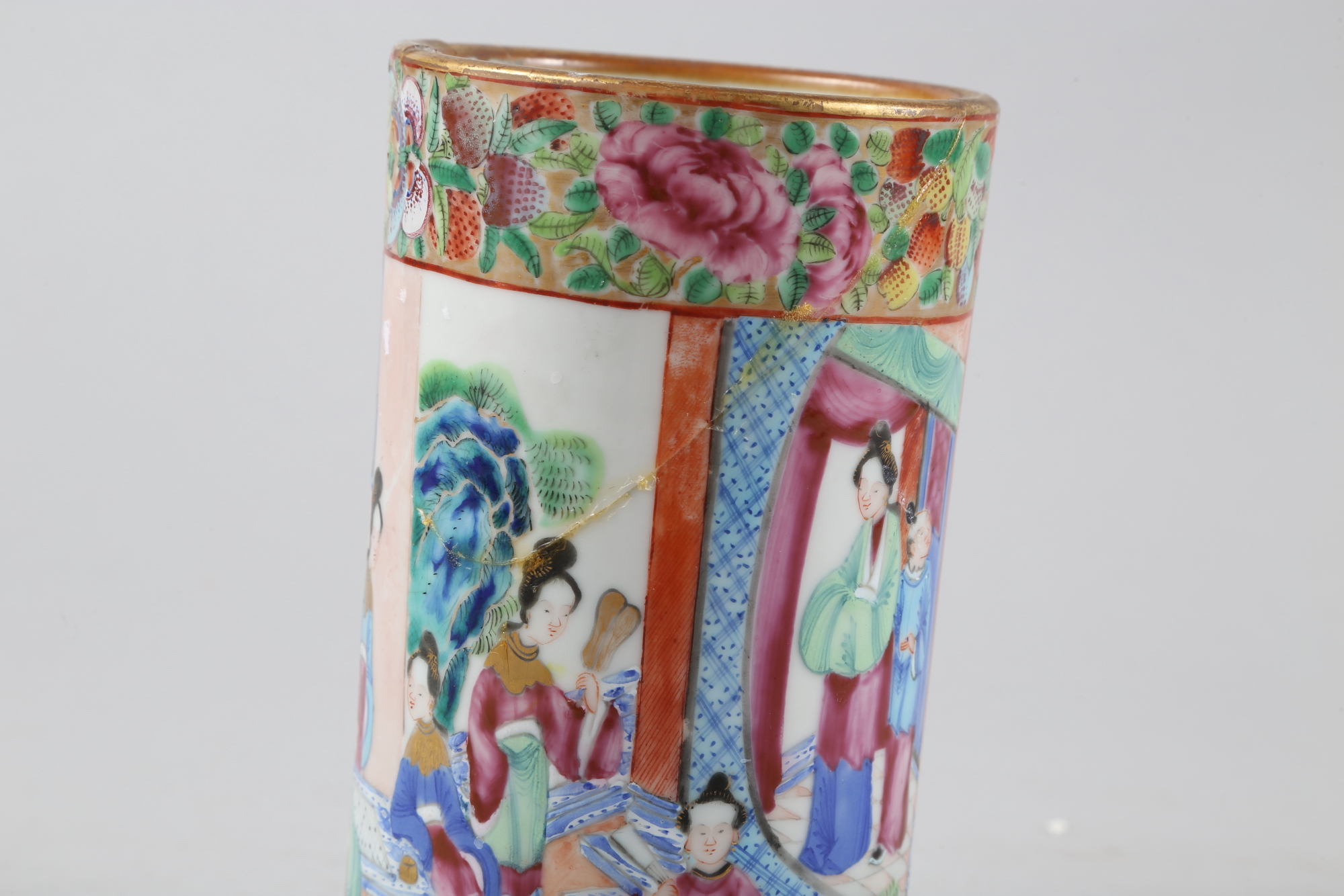 Two Chinese cylindrical polychrome vases, decorated figures, tallest 6 3/4" high), a ginger jar - Bild 7 aus 25