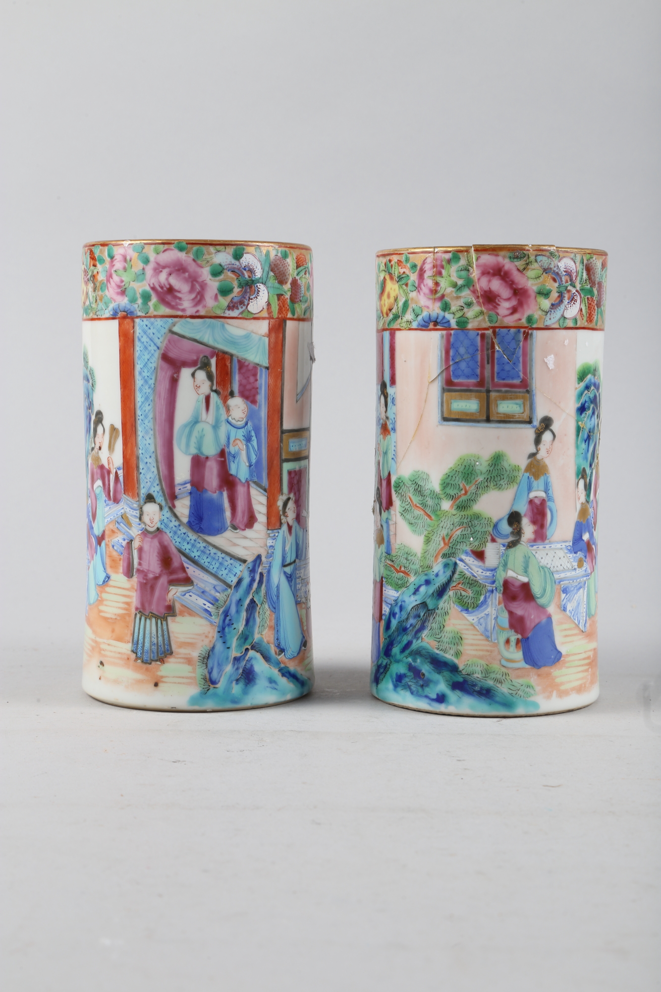 Two Chinese cylindrical polychrome vases, decorated figures, tallest 6 3/4" high), a ginger jar - Bild 2 aus 25