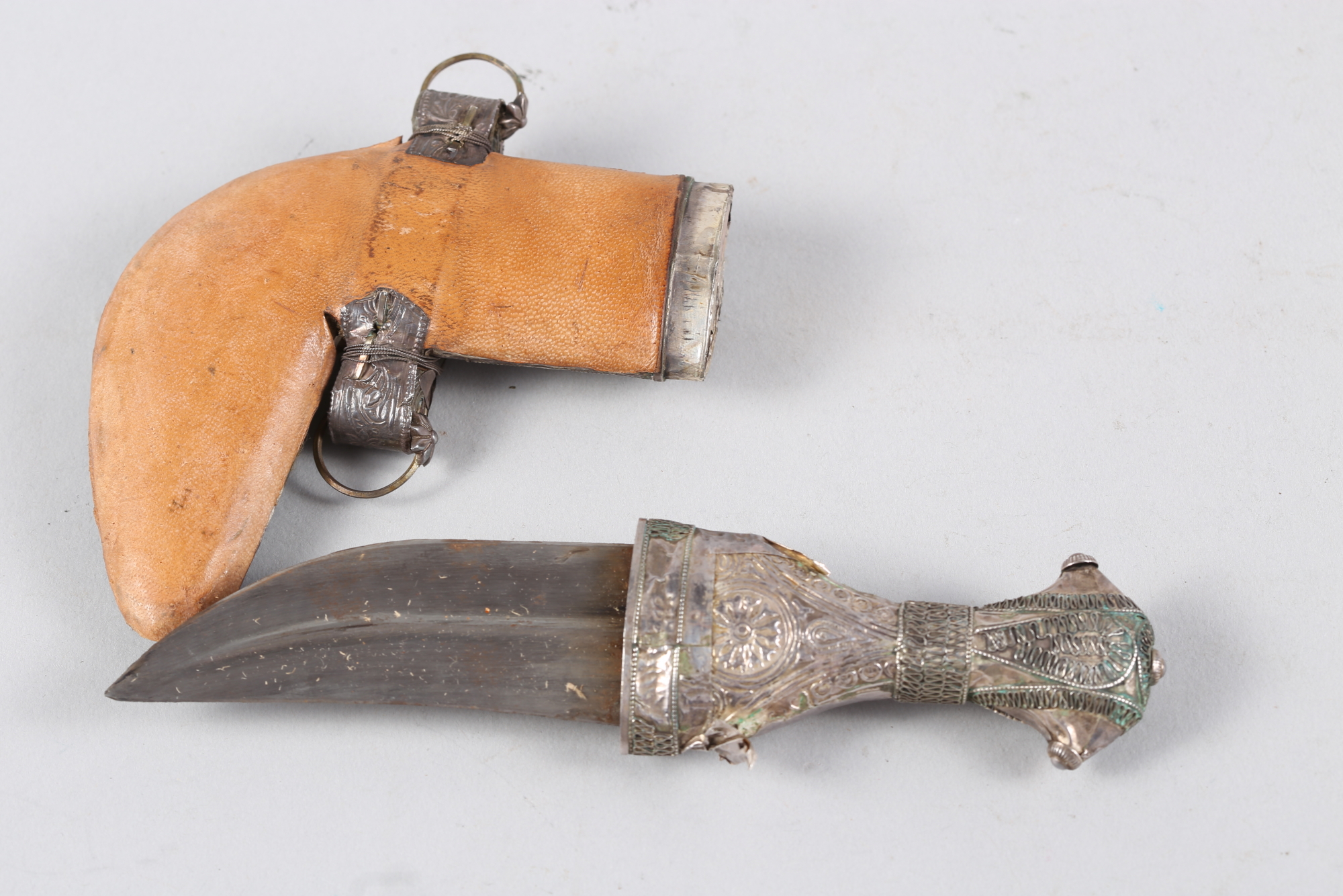 A Jordanian souvenir dagger with white metal and leather scabbard, 7 1/2" long overall - Bild 3 aus 3