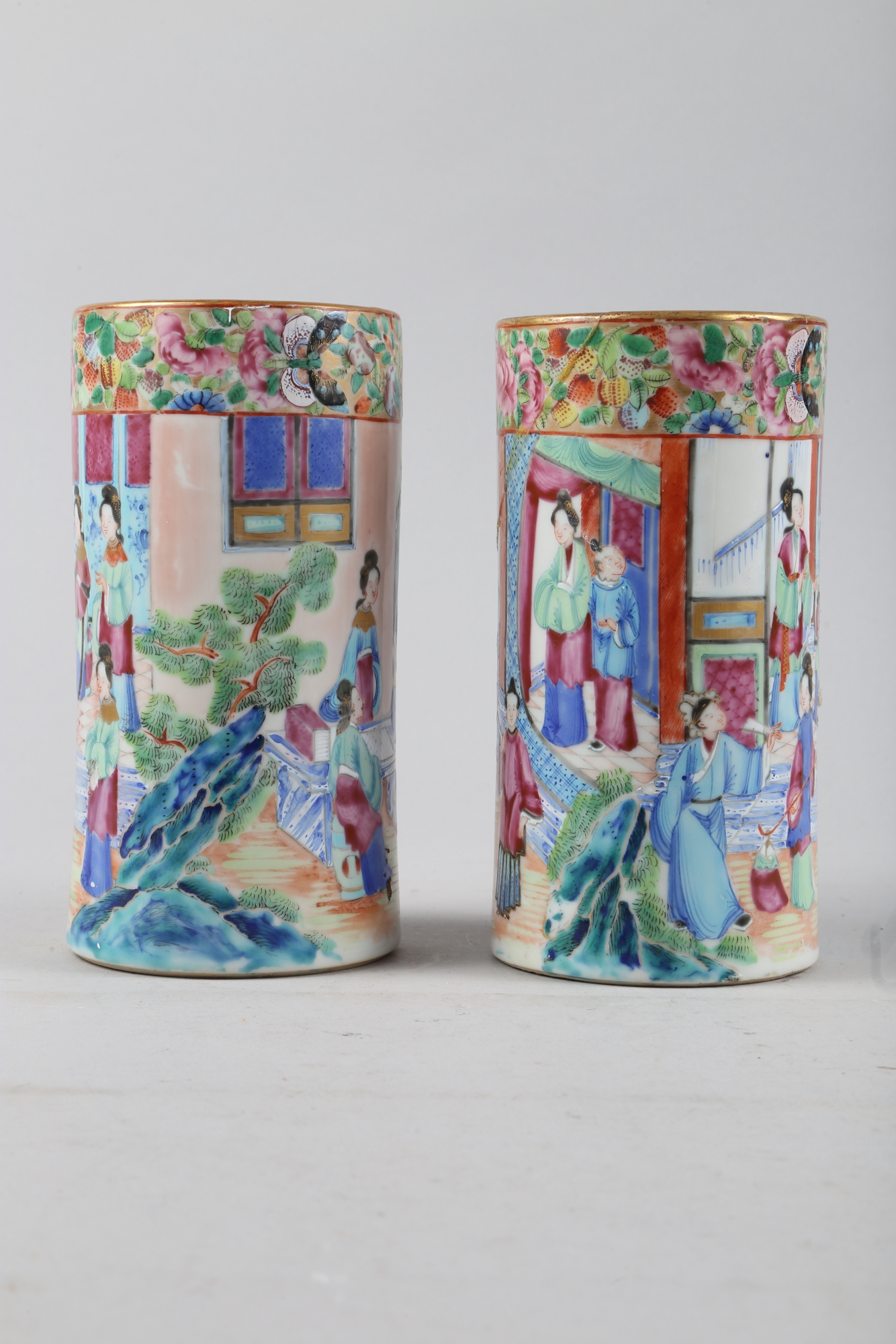 Two Chinese cylindrical polychrome vases, decorated figures, tallest 6 3/4" high), a ginger jar - Bild 4 aus 25