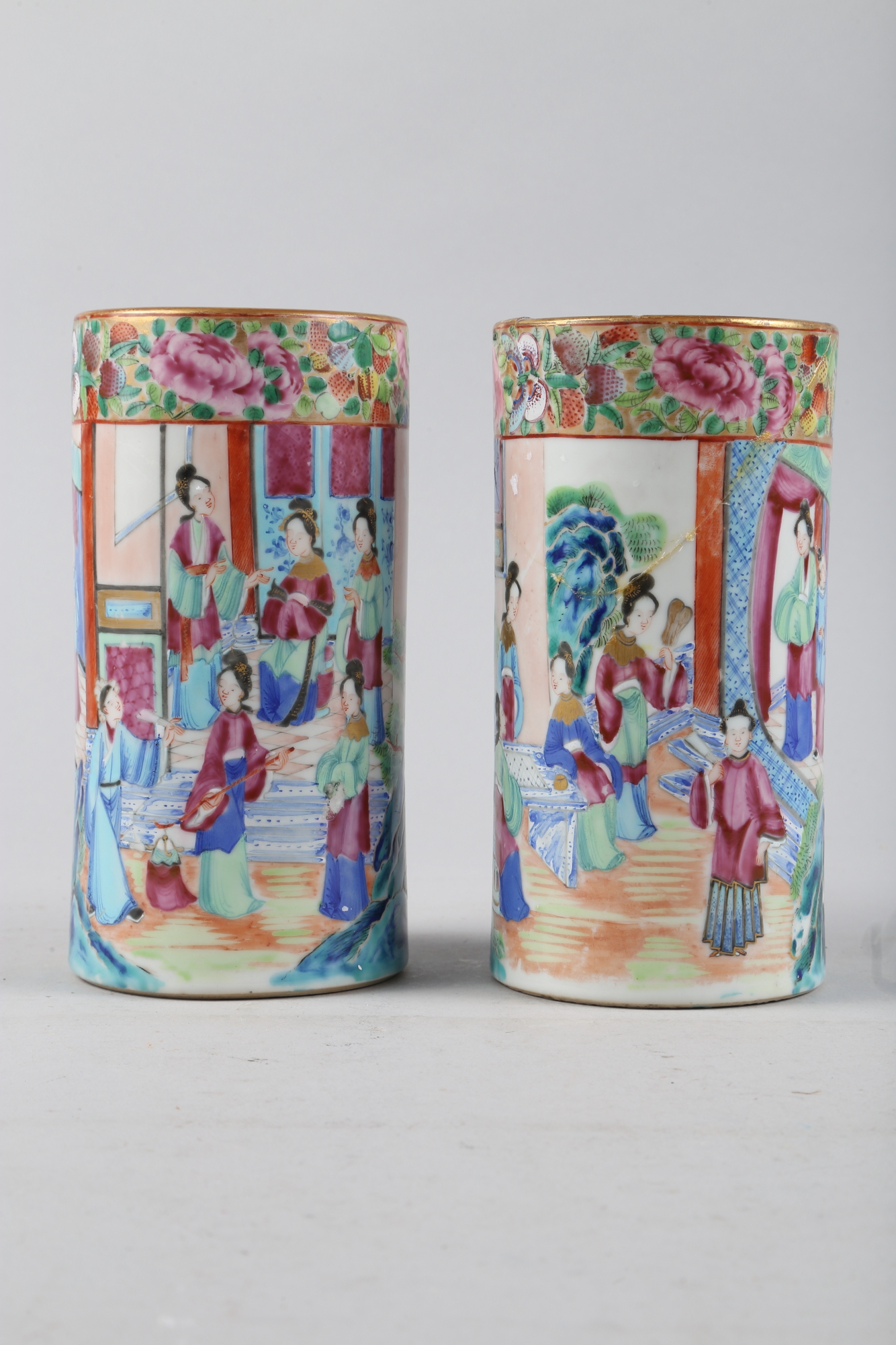 Two Chinese cylindrical polychrome vases, decorated figures, tallest 6 3/4" high), a ginger jar - Bild 3 aus 25