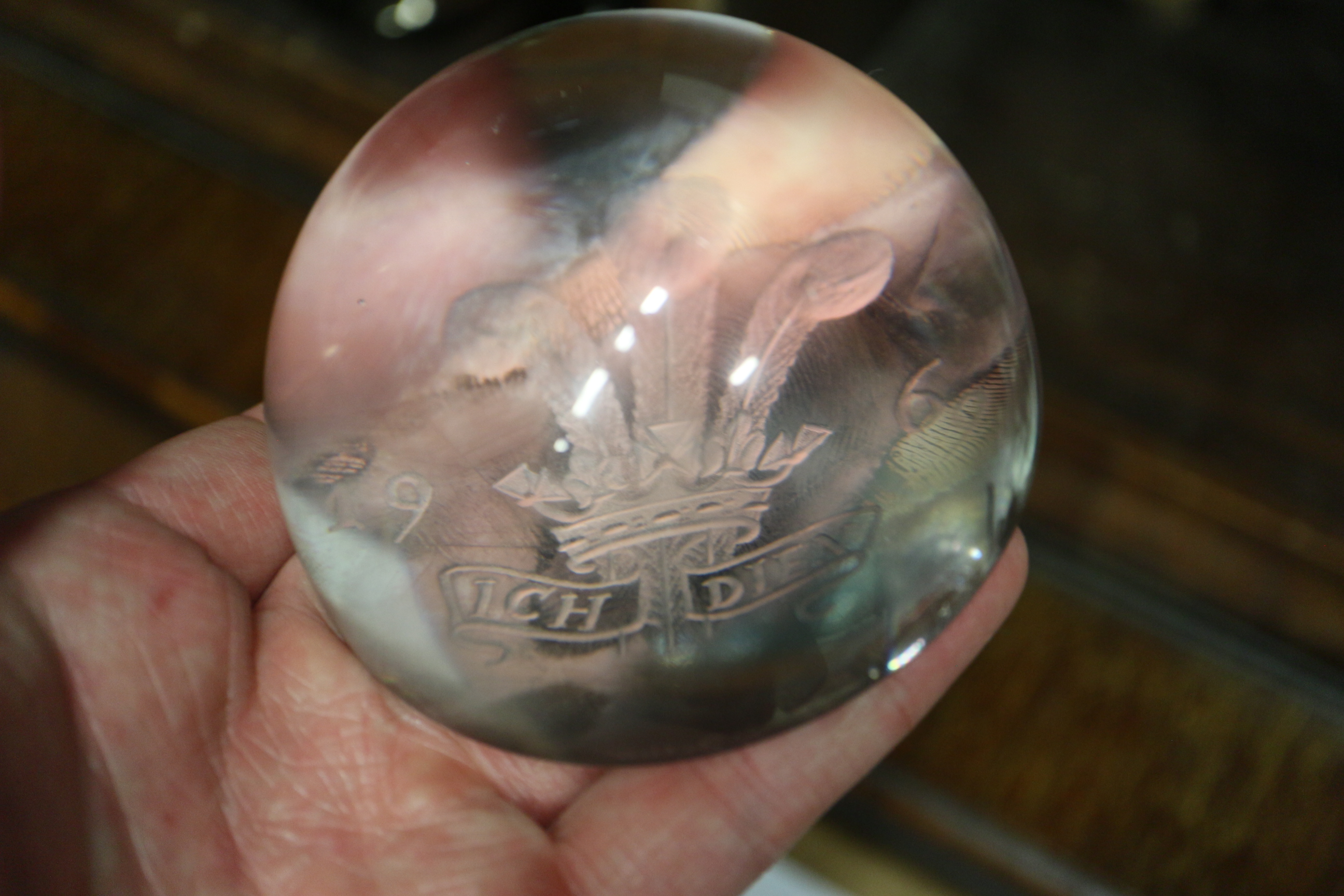 A Strathern glass Royal Wedding paperweight, a Baccarat 1977 Jubilee sulphide limited edition - Bild 3 aus 8