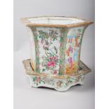 A 19th century Canton porcelain famille verte decorated hexagonal planter and base, 8" dia (