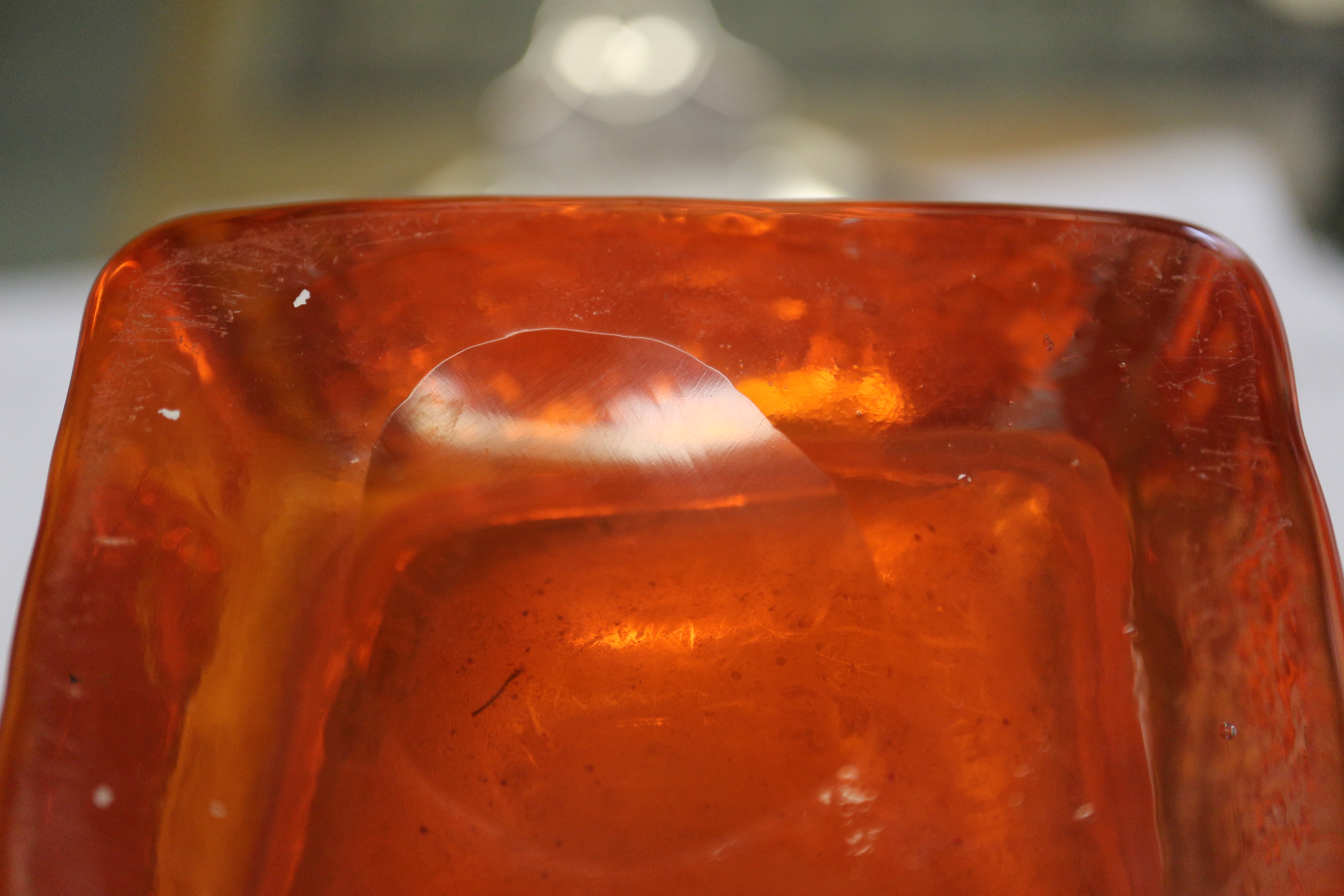A Whitefriars orange coloured "Drunken Bricklayer" vase, 8 1/2" high - Bild 4 aus 6