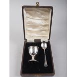 A silver egg cup and spoon, in fitted case, 1oz troy approx