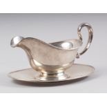 An American sterling silver sauce boat and stand, 7.9oz troy approx
