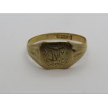 A 9ct gold mens signet ring engraved with an M, hallmarked 375, size X, 3.1g.