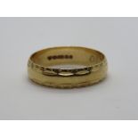 A 9ct gold ring having border pattern, hallmarked 375, size O-P, 2.2g.