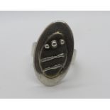 A white metal abstract design ring, no apparent hallmarks, size T-U.