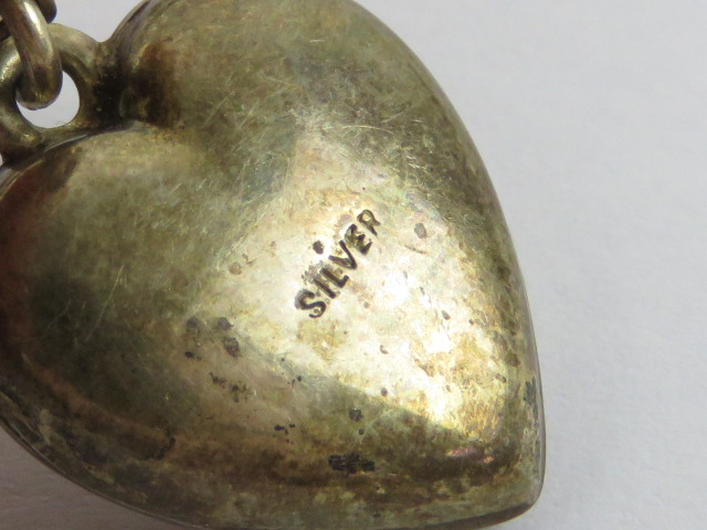 A silver heart shaped pendant on fine wh - Image 3 of 4