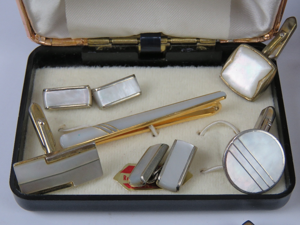 An 'Ascot' mother of pearl tie clip, together with a set of mother of pearl cufflinks, - Image 2 of 4