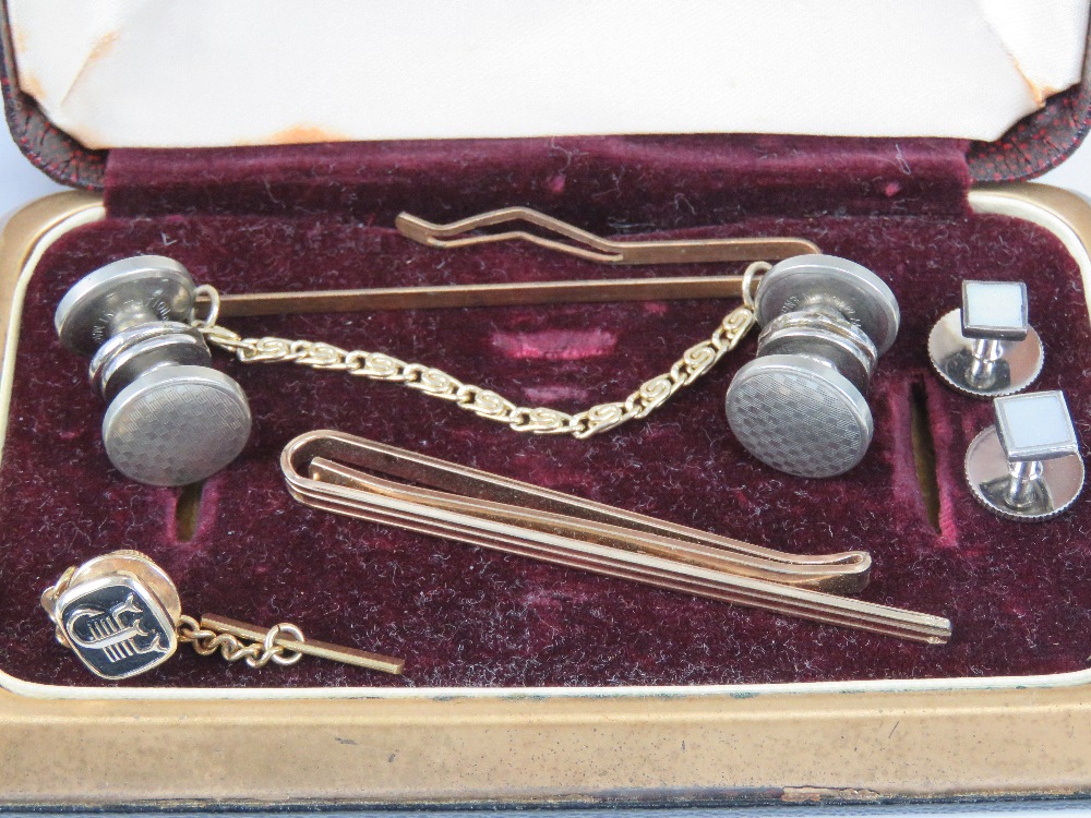 An 'Ascot' mother of pearl tie clip, together with a set of mother of pearl cufflinks, - Image 3 of 4