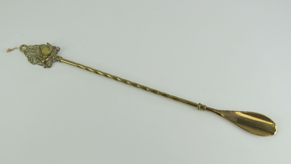 A brass shoe horn having decorative Swan shaped finial, 50.5cm in length. - Image 2 of 2