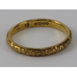 A 9ct gold ring having floral carving to the band, hallmarked 375, 1.7g.