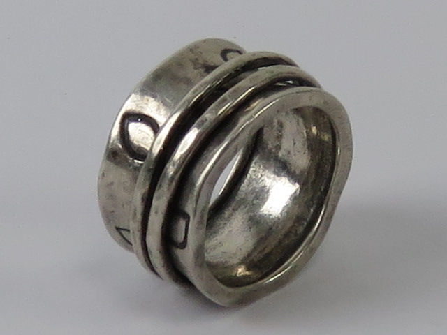 An Arts and Crafts style silver ring having large band with leaf decoration and two thinner bands - Image 2 of 2