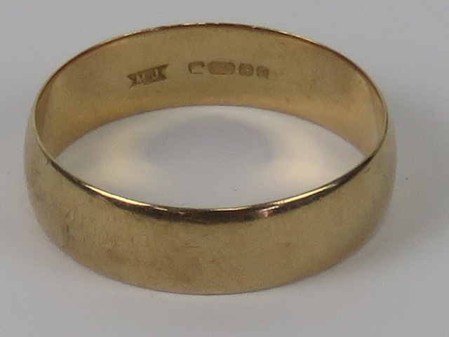 A 9ct gold ring, plain band, hallmarked 375, 2.7g.