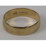 A 9ct gold ring, plain band, hallmarked 375, 2.7g.