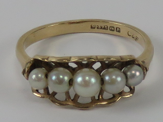 A 9ct gold and pearl ring, the basket setting holding five graduated pearls, hallmarked 375, 2.1g.