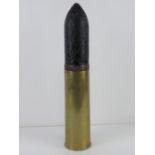 A 25pr Mk2/1 shell casing with shell head.
