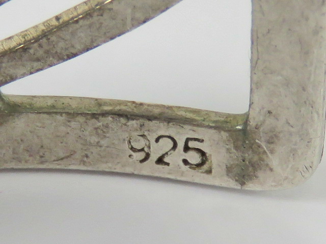 A HM silver bangle having open leaf pattern, 15mm wide, hallmarked 925 and further stamped 925. - Image 3 of 3