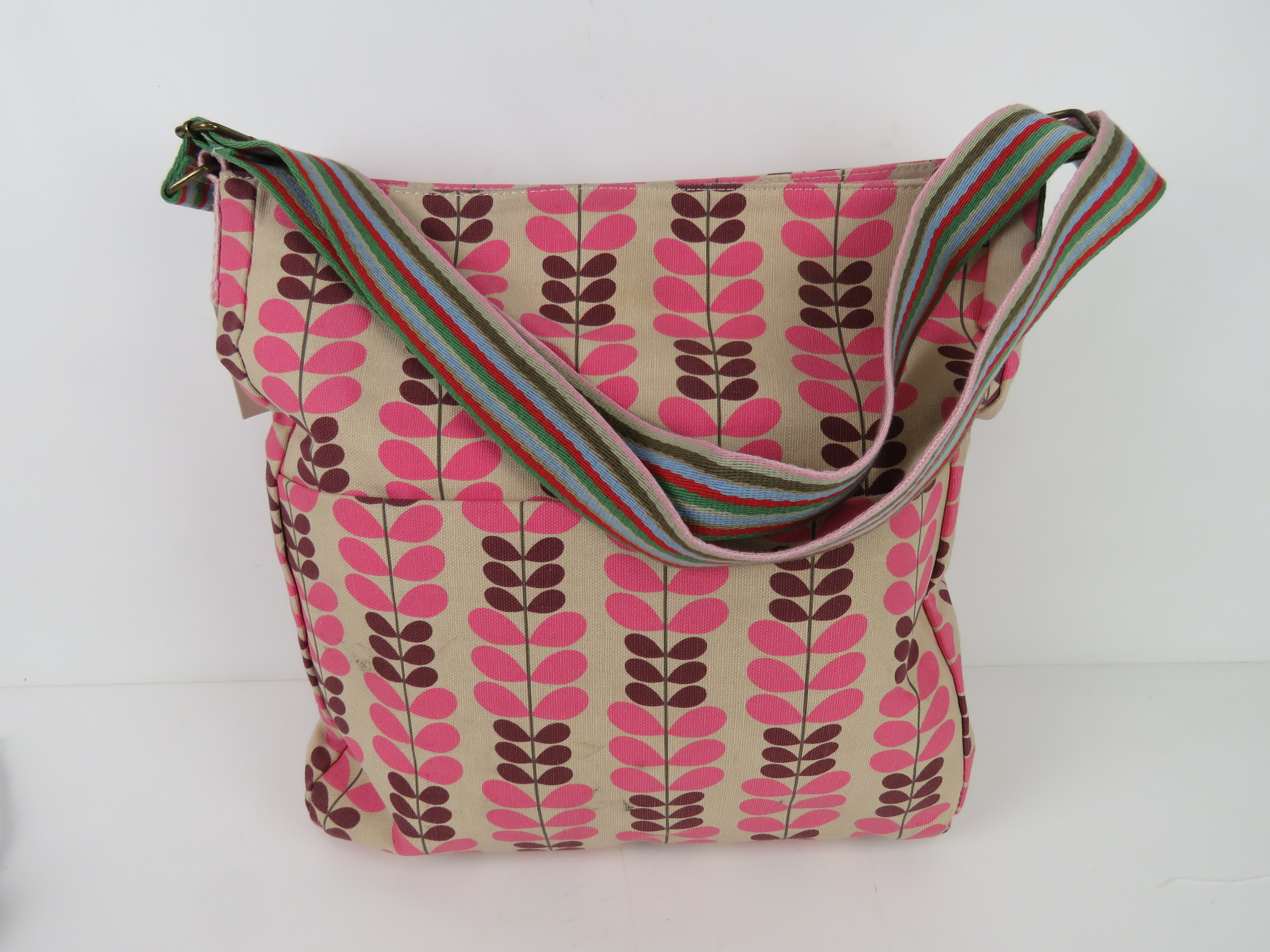 A fabric tote bag having leaf pattern in