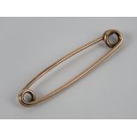 A 9ct rose gold Edwardian safety pin brooch, stamped 9 with makers mark (C.P?), 1.