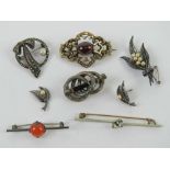 A quantity of vintage brooches including; pierced pinchbeck brooch having paste cabachon to centre,