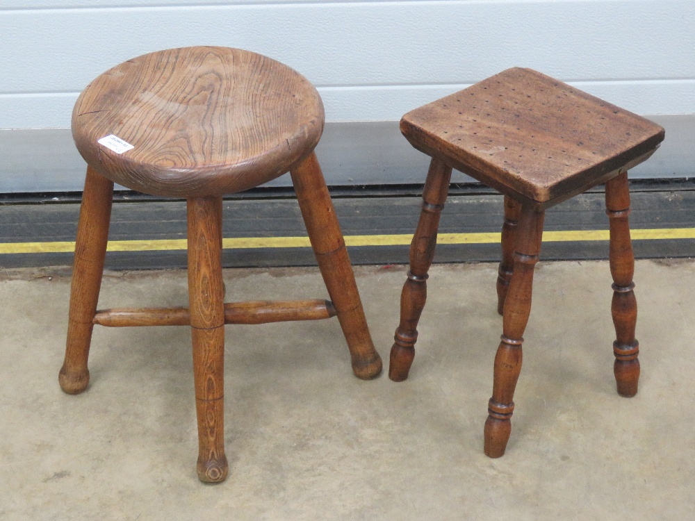 An elm top stool having four turned legs united by turned stretcher, 30cm dia, 37cm high.