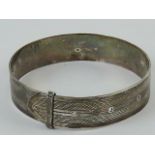An HM silver bangle in the form of a belt, hallmarked London 1946, approx 5.6cm diameter, 1.