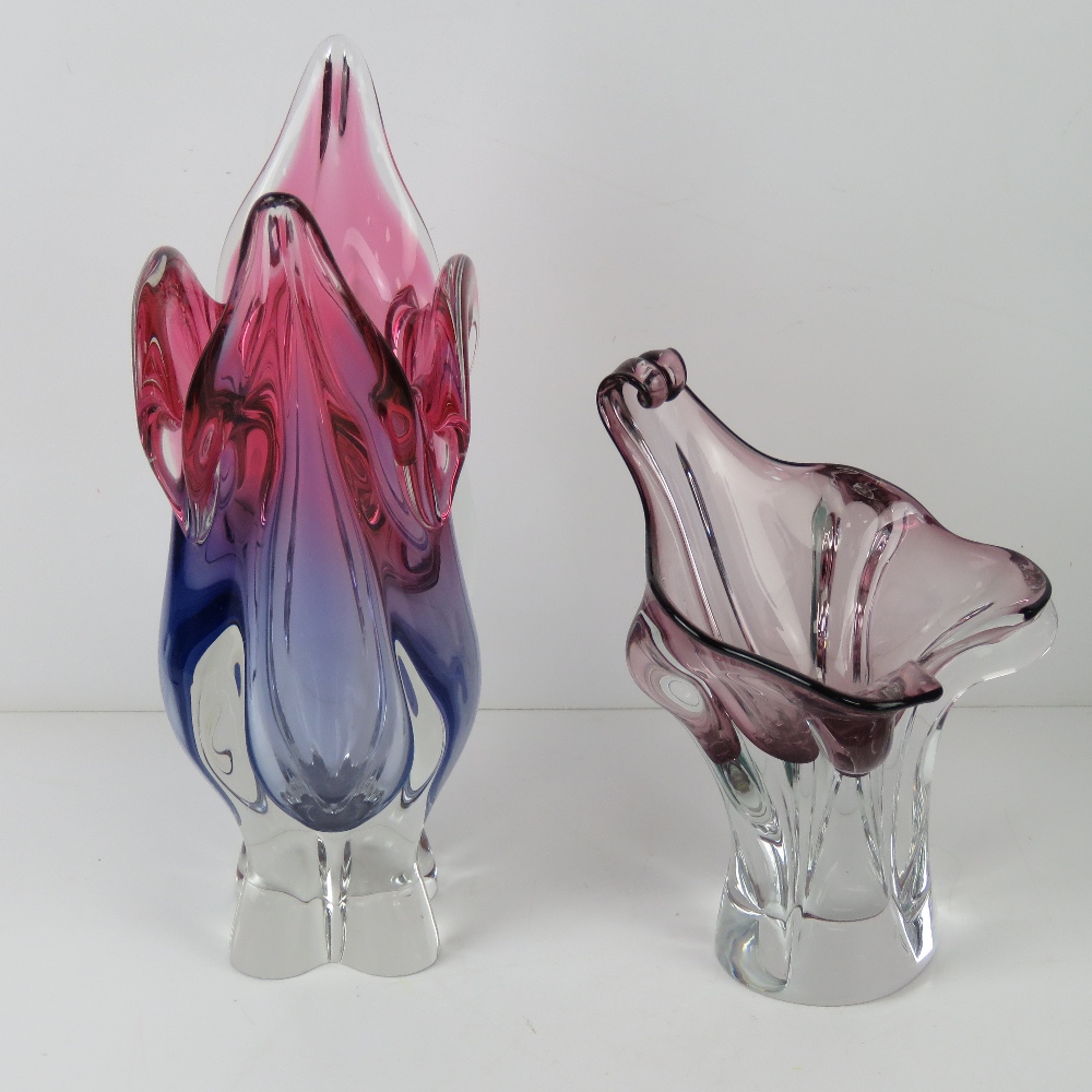 Two art glass vases, one in the form of a stylised calla lily standing 22. - Bild 2 aus 2