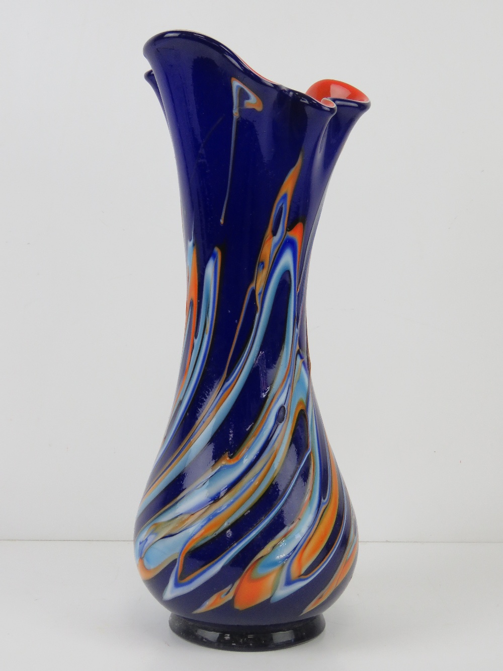 A large hand blown layered glass vase in cobalt blue and orange, standing 43cm high. - Bild 2 aus 2