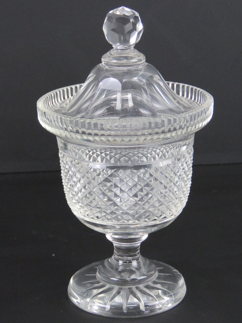 A good pair of cut glass lidded bonbon dishes each standing 18cm high. - Bild 2 aus 3