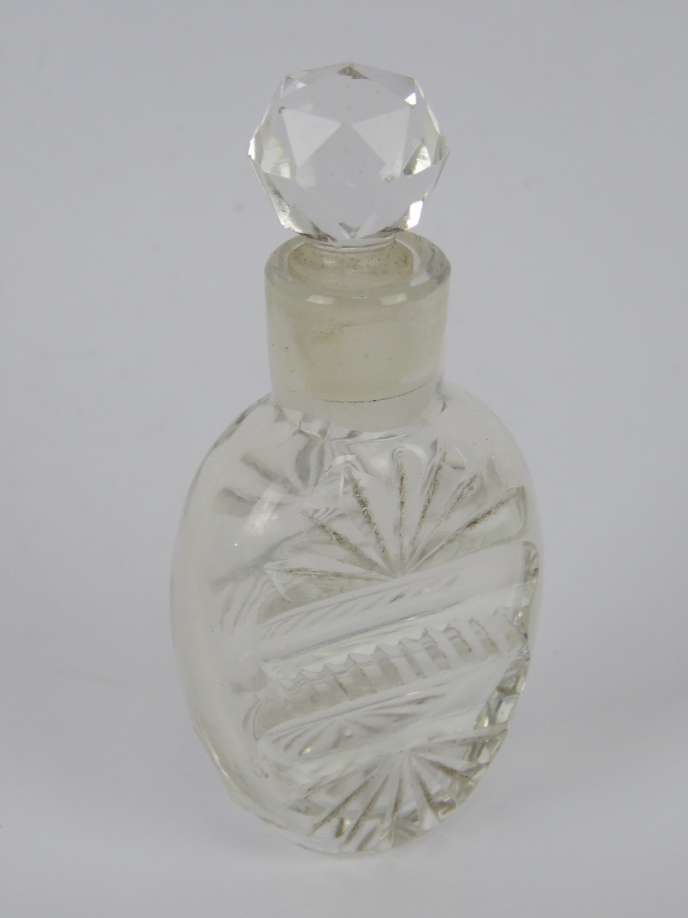 A ruby glass perfume bottle having clear glass stopper together with similar ruby glass vase, - Bild 4 aus 4