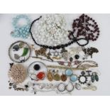 A quantity of assorted jewellery including silver signet ring, silver heart padlock clasp,