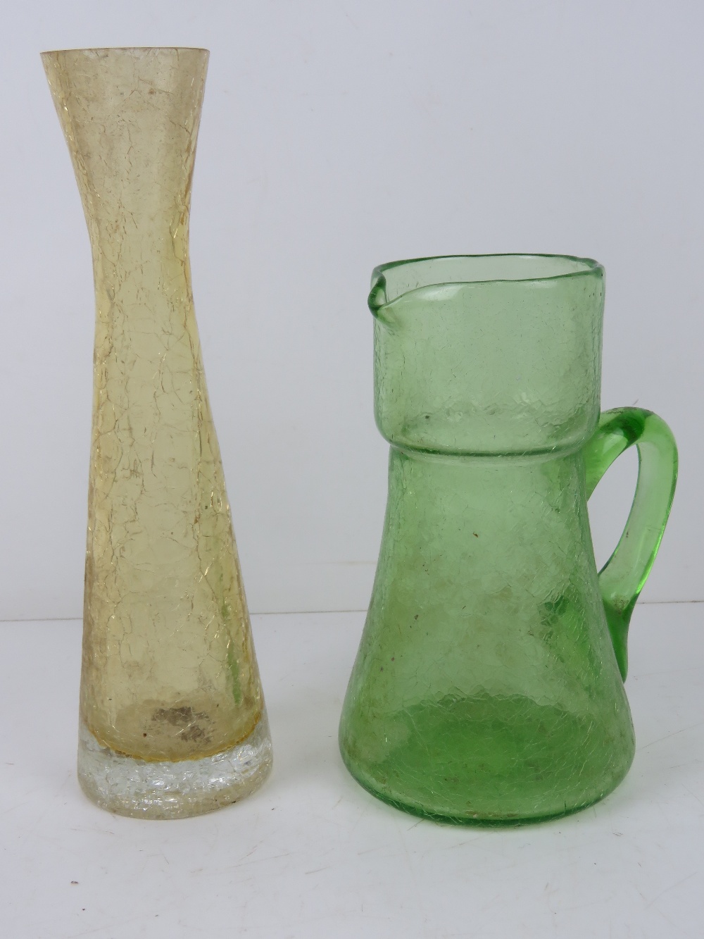 A crackle glass cocktail shaker (21cm high) together with three other crackle glass items being jug - Bild 3 aus 4