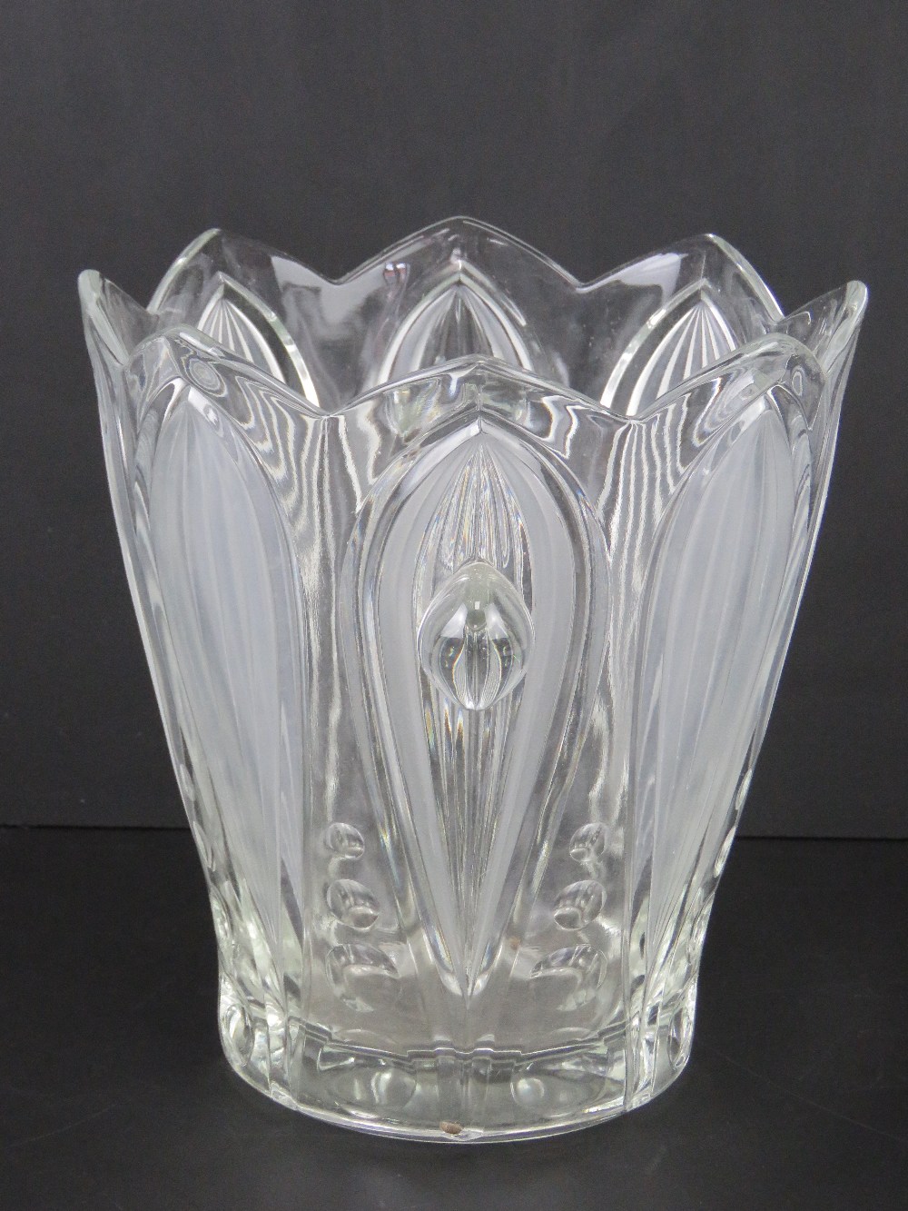 A vintage pressed glass champagne ice bucket approx 29cm wide inc end handles. - Bild 2 aus 2