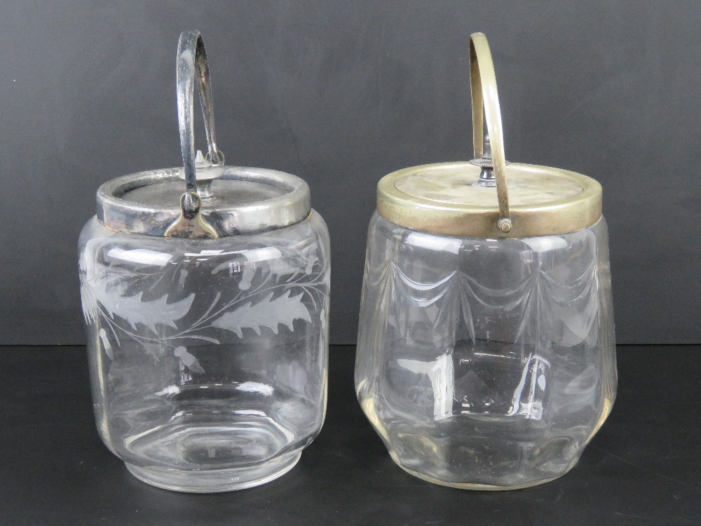 Two glass wafer / biscuit barrels, one etched, one cut, each with nickel plated lids and handles. - Bild 2 aus 2