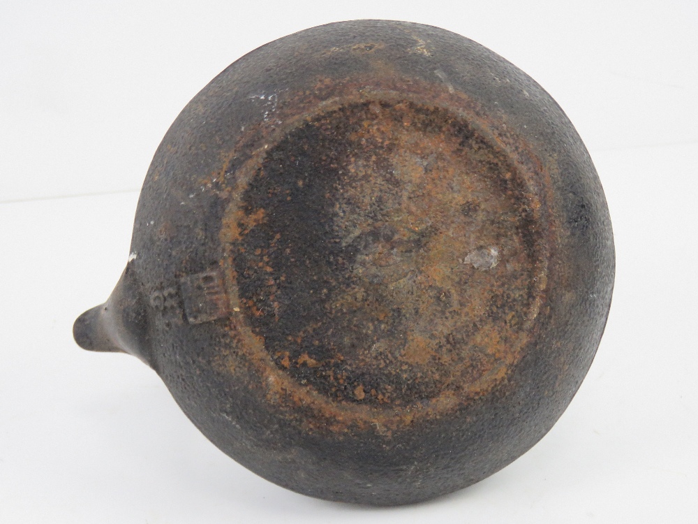 An oriental cast iron teapot having rais - Image 5 of 5