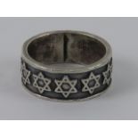 A 925 silver ring having continuous Star