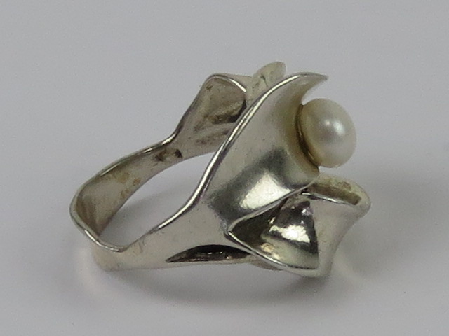 An abstract design silver and pearl ring - Image 2 of 3