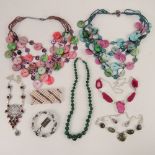 A quantity of assorted jewellery includi