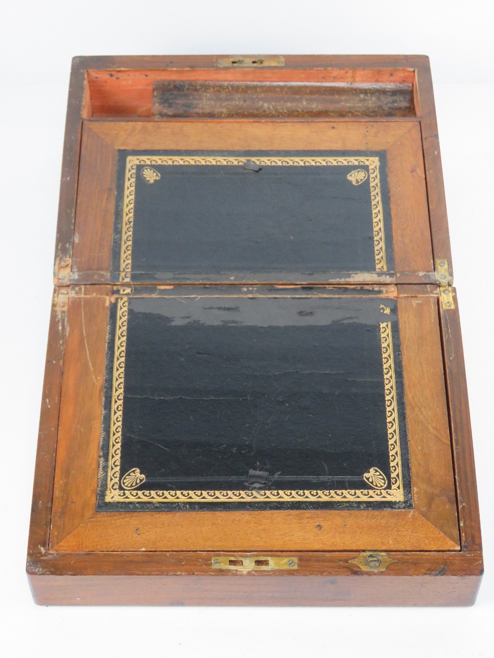 A Victorian mahogany writing box, lid li - Image 5 of 5